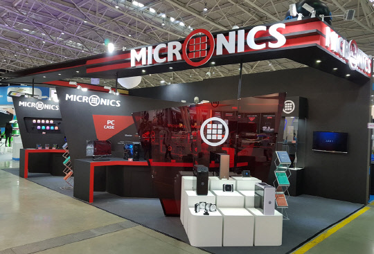 한미마이크로닉스(대표 강현민)가 타이완 타이페이에서 5일 개막한 '컴퓨텍스 2018'에 참가해 신제품 신기술을 시연 및 전시하고 있다고 밝혔다. 올해로 3년 연속 단독 부스 참가다. 이번에는 PC 전원공급장치, PC 케이스와 게이밍 키보드, 마우스, 헤드셋, 냉각 팬 등 해외시장 공략을 위한 다양한 제품군을 선보였다.  마이크로닉스는 특히,  'ASTRO G-시리즈'와 'ASTRO G-시리즈 풀모듈러'를 필두로 한 파워서플라이 제품군이 주목을 끌고 있다고 밝혔다. 마이크로닉스 제공